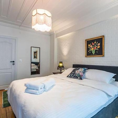 Historical 4-Br Home Steps From Besiktas Stadium & Bosphorus Views - Prime Nisantasi Location! 伊斯坦布尔 外观 照片