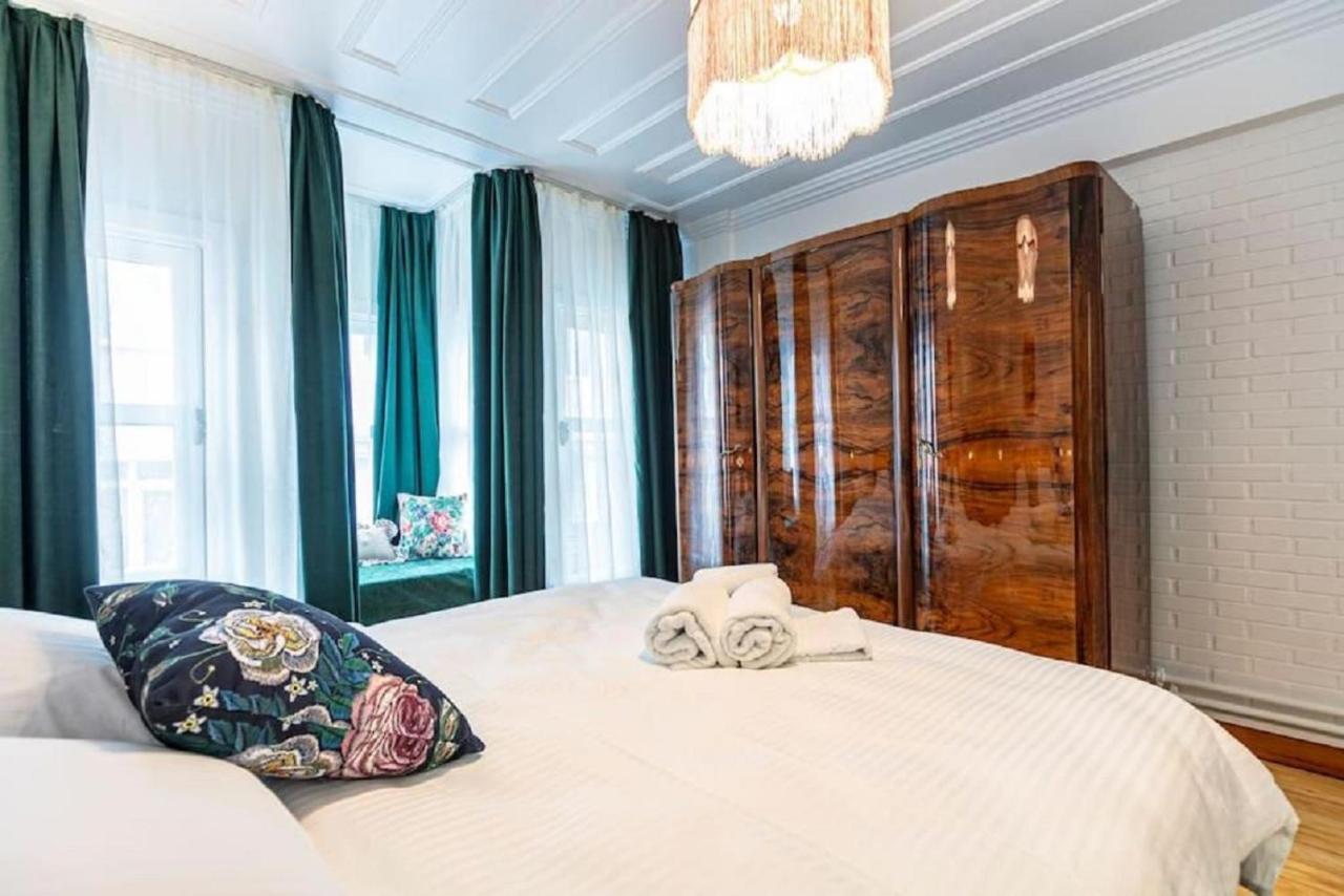 Historical 4-Br Home Steps From Besiktas Stadium & Bosphorus Views - Prime Nisantasi Location! 伊斯坦布尔 外观 照片