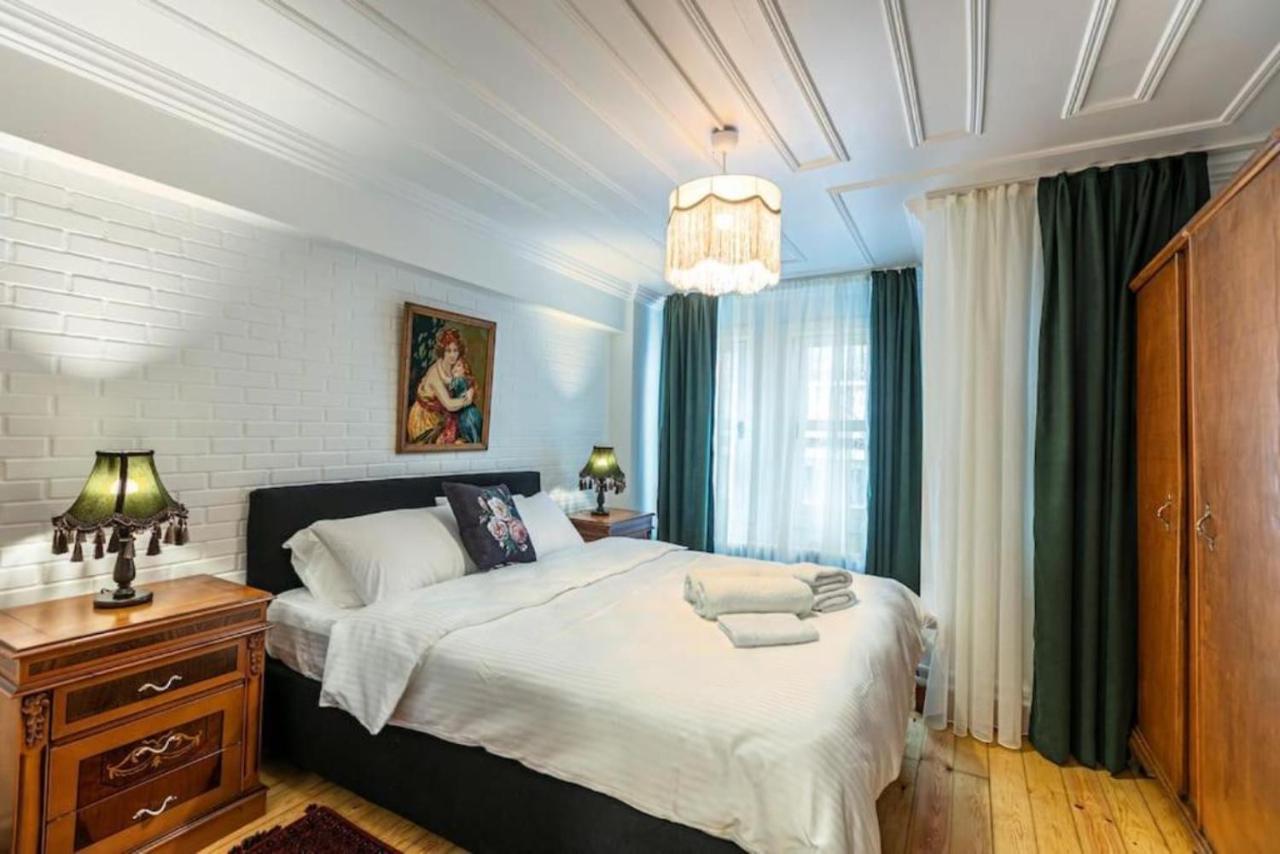 Historical 4-Br Home Steps From Besiktas Stadium & Bosphorus Views - Prime Nisantasi Location! 伊斯坦布尔 外观 照片