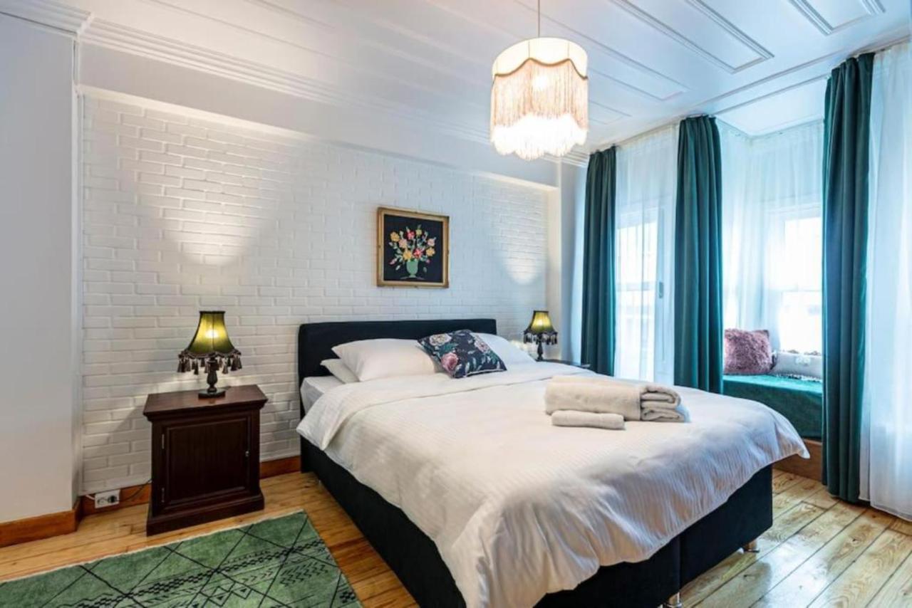 Historical 4-Br Home Steps From Besiktas Stadium & Bosphorus Views - Prime Nisantasi Location! 伊斯坦布尔 外观 照片