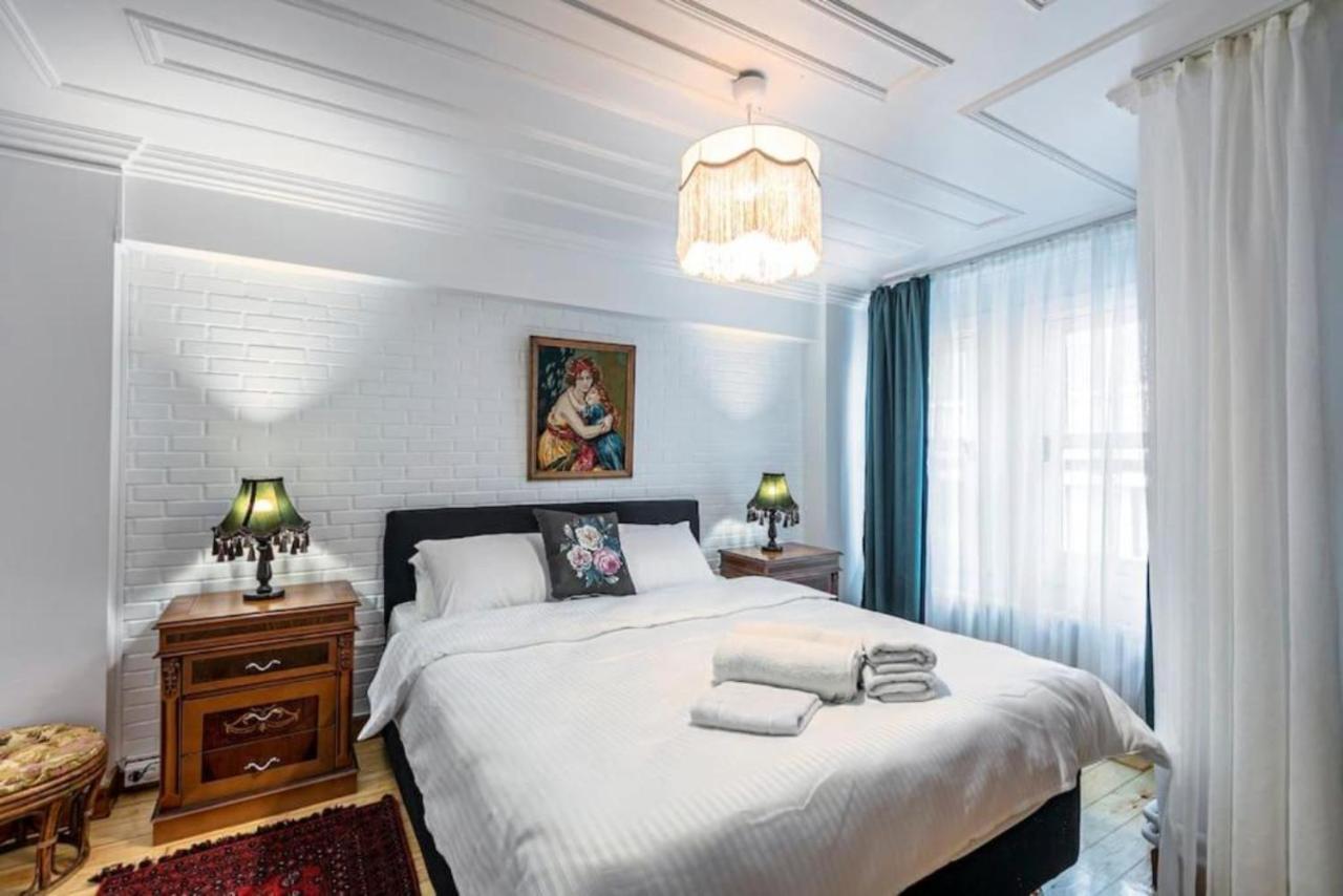 Historical 4-Br Home Steps From Besiktas Stadium & Bosphorus Views - Prime Nisantasi Location! 伊斯坦布尔 外观 照片