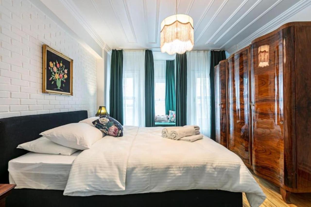 Historical 4-Br Home Steps From Besiktas Stadium & Bosphorus Views - Prime Nisantasi Location! 伊斯坦布尔 外观 照片