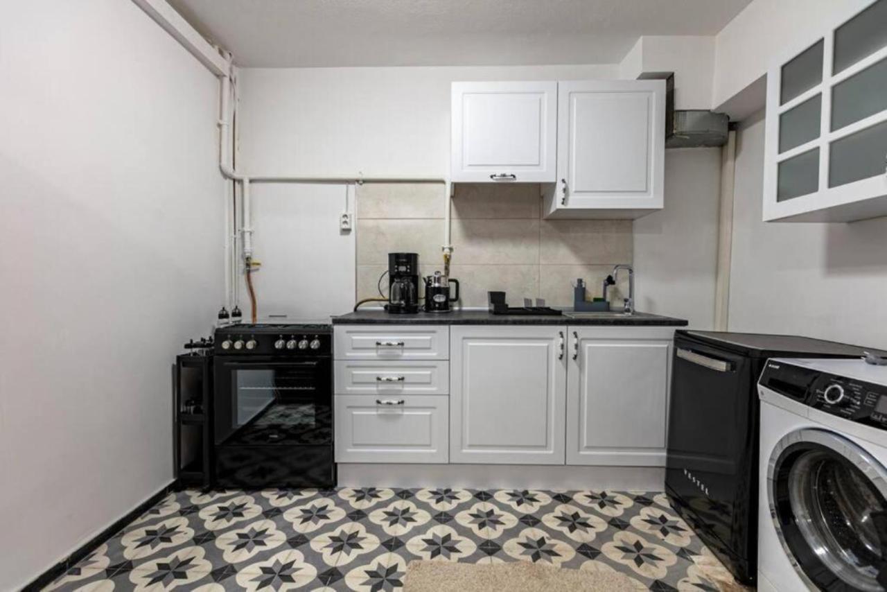 Historical 4-Br Home Steps From Besiktas Stadium & Bosphorus Views - Prime Nisantasi Location! 伊斯坦布尔 外观 照片