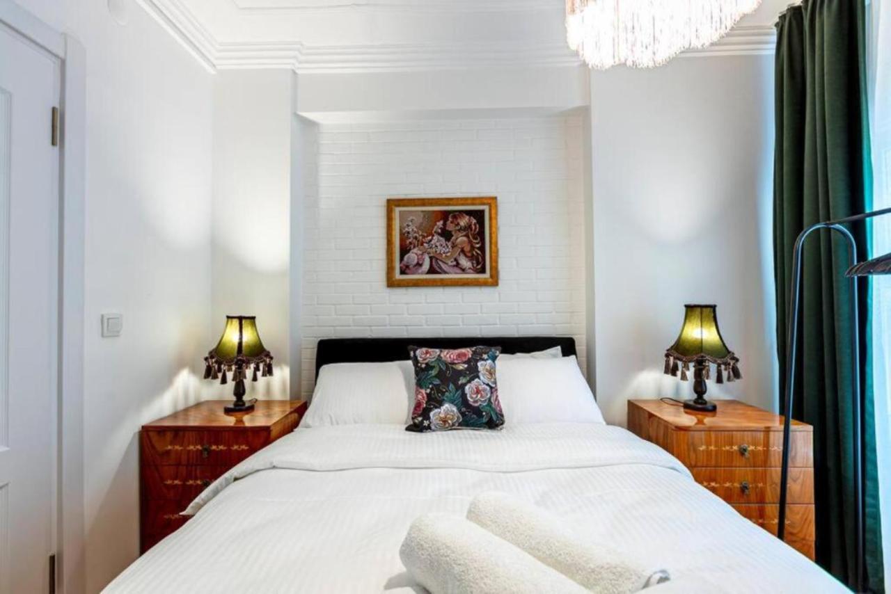 Historical 4-Br Home Steps From Besiktas Stadium & Bosphorus Views - Prime Nisantasi Location! 伊斯坦布尔 外观 照片