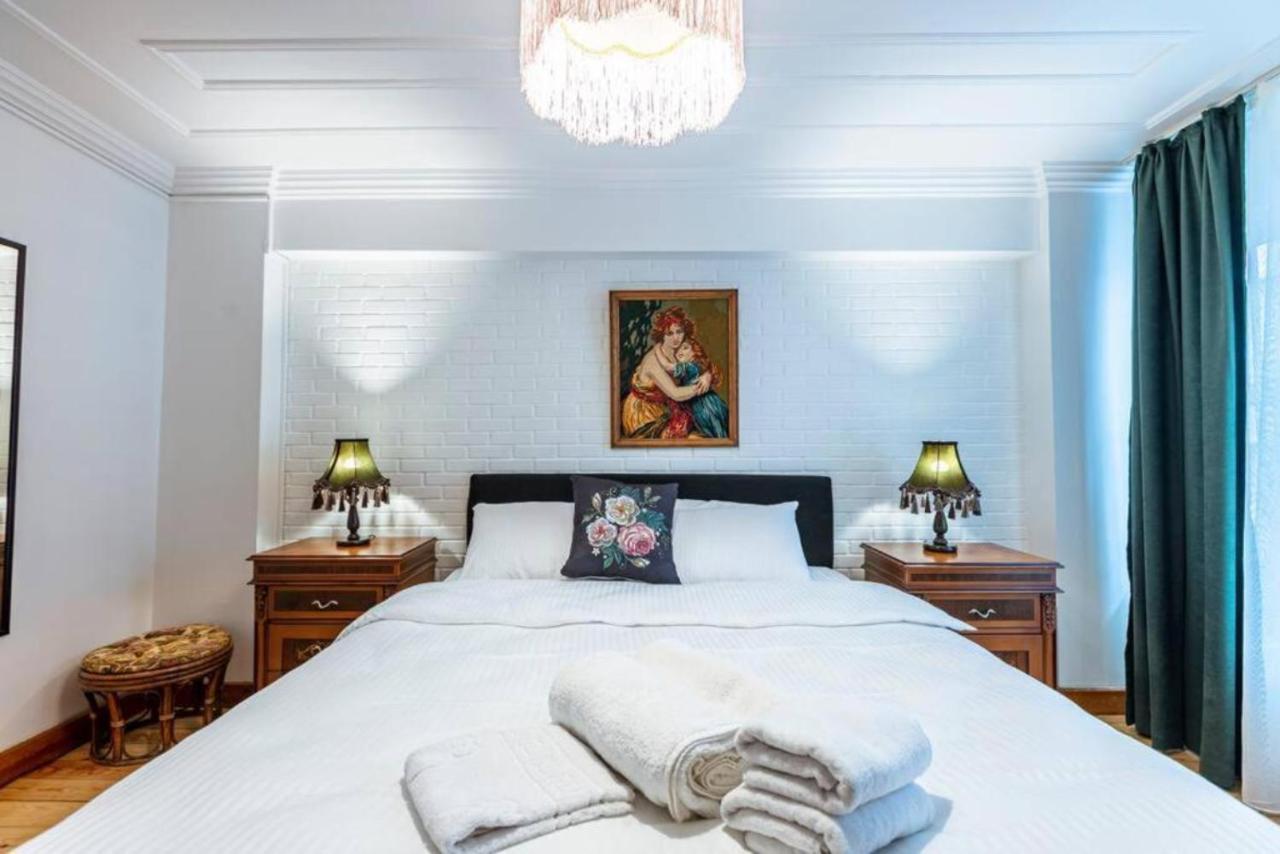 Historical 4-Br Home Steps From Besiktas Stadium & Bosphorus Views - Prime Nisantasi Location! 伊斯坦布尔 外观 照片